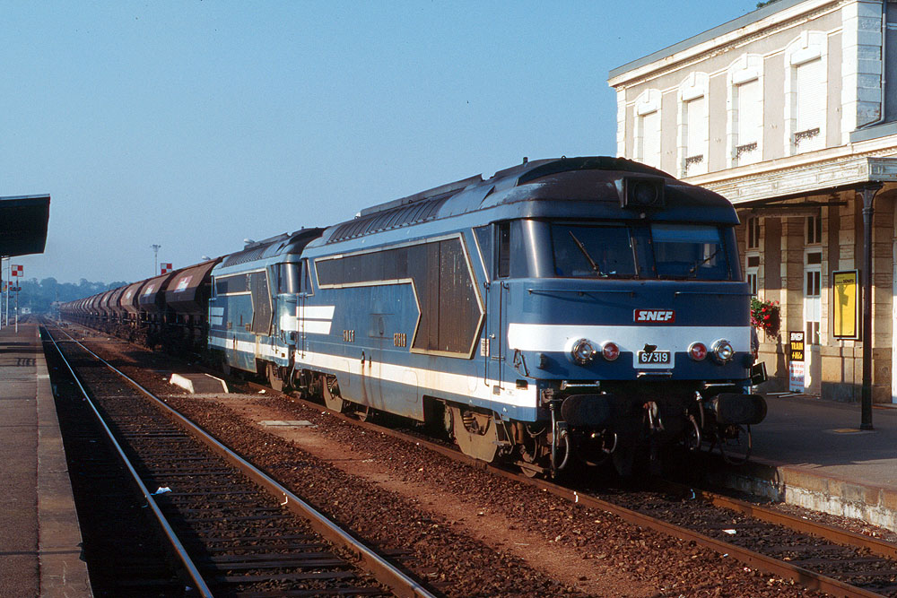 https://www.eisenbahnfotograf.de/datei/April bis September 1996/3960204 SNCF 67319+356 Dol 16.8.96.jpg